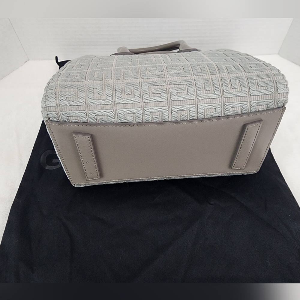 Givenchy handbag - Picture 7 of 17